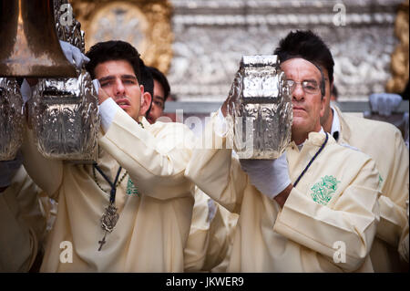 Members from the Nueva Esperanza Brotherhood carry the throne of Virgin Maria of Hope on the streets from Malaga during the celebrations of Easter in Spain. Date: 04/19/2011. Photographer: Xabier Mikel Laburu Van Woudenberg------------------- Miembros de la Cofradía de Nueva Esperanza llevan los trono de María Santísima de nueva Esperanza por las calles de Málaga durante las fiestas de Semana Santa en España. Fecha: 19/04/2011. Fotógrafo: Xabier Mikel Laburu Van Woudenberg. Stock Photo