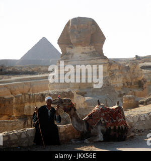 Der große Sphinx als Wächter der Pyramiden von Gizeh, Ägypten 1980er Jahre. The Great Sphinx as a guard for the pyramids of Giza, Egypt 1980s. Stock Photo