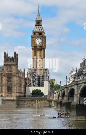 Westminster Bridge, London, UK. 25th July 2017.Rowers pass under Westminster Bridge during the Doggett's Coat and Badge sculling race, the longest running (since 1715) rowing race. Credit: Matthew Chattle/Alamy Live News Stock Photo