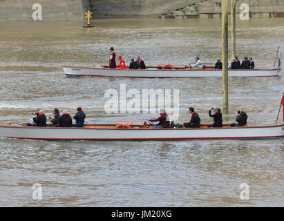 Westminster Bridge, London, UK. 25th July 2017.Rowers pass under Westminster Bridge during the Doggett's Coat and Badge sculling race, the longest running (since 1715) rowing race. Credit: Matthew Chattle/Alamy Live News Stock Photo