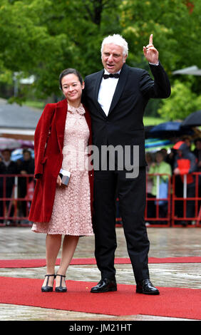 Bayreuth, Germany. 25th July, 2017. Actors Udo Wachtveitl and Lila Schulz arrive at the opening of the Bayreuth Festival 2017 in Bayreuth, Germany, 25 July 2017. The festival opens with the opera 'Die Meistersinger von Nuernberg' (The Master-Singers of Nuremberg). Photo: Tobias Hase/dpa/Alamy Live News Stock Photo