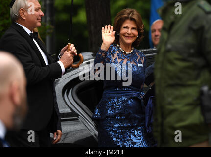 Bayreuth, Germany. 25th July, 2017. Queen Silvia of Sweden arrives at the opening of the Bayreuth Festival 2017 in Bayreuth, Germany, 25 July 2017. The festival opens with the opera 'Die Meistersinger von Nuernberg' (The Master-Singers of Nuremberg). Photo: Tobias Hase/dpa/Alamy Live News Stock Photo