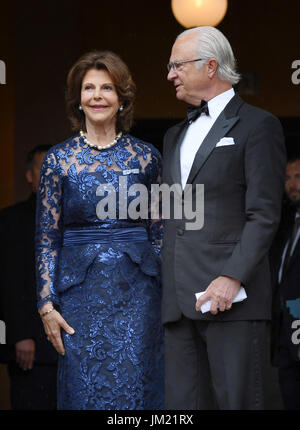 Bayreuth, Germany. 25th July, 2017. King Gustaf and Queen Silvia of Sweden arrive at the opening of the Bayreuth Festival 2017 in Bayreuth, Germany, 25 July 2017. The festival opens with the opera 'Die Meistersinger von Nuernberg' (The Master-Singers of Nuremberg). Photo: Tobias Hase/dpa/Alamy Live News Stock Photo