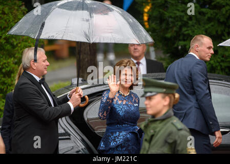Bayreuth, Germany. 25th July, 2017. Queen Silvia of Sweden (C) arrives at the opening of the Bayreuth Festival 2017 in Bayreuth, Germany, 25 July 2017. The festival opens with the opera 'Die Meistersinger von Nuernberg' (The Master-Singers of Nuremberg). Photo: Nicolas Armer/dpa/Alamy Live News Stock Photo