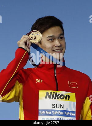 Budapest. 25th July, 2017. China's Sun Yang poses during the awarding ceremony for the men's 200m freestyle swimming event at the 17th FINA World Championships in Budapest, Hungary on July 25, 2017. Sun Yang won the gold with 1:44.39. Credit: Ding Xu/Xinhua/Alamy Live News Stock Photo