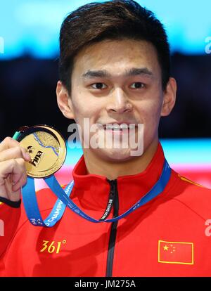 Budapest. 25th July, 2017. China's Sun Yang poses during the awarding ceremony for the men's 200m freestyle swimming event at the 17th FINA World Championships in Budapest, Hungary on July 25, 2017. Sun Yang won the gold with 1:44.39. Credit: Gong Bing/Xinhua/Alamy Live News Stock Photo