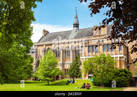 Students relaxing on the grass outside Balliol College of Oxford University. Oxford, England Stock Photo