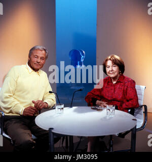 Deutsche Schriftstellerin Luise Rinser, Deutschland 1980er Jahre. German author Luise Rinser, Germany 1980s. Stock Photo