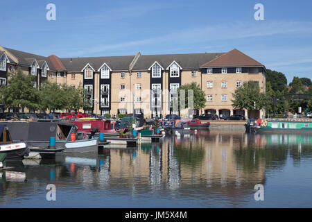 Canal Boats in Apsley lock, Hertfordshire, England Stock Photo - Alamy