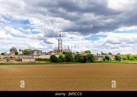 View towards Church of St Saturnin, Beguey and Cadillac, communes in the Gironde department in Nouvelle-Aquitaine, southwestern France, across fields Stock Photo