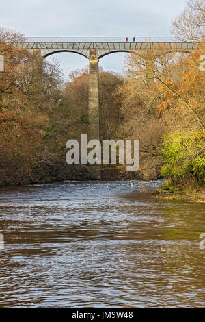 Pont Cysyllte Aqueduct taking the Llangollen canal across the River Dee ...