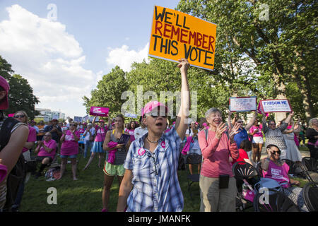 Washington, District Of Columbia, USA. 26th July, 2017. July 26, 2017 - Washington, District Of Columbia, UU.S.- ROBIN KANE holds a ''We'll Remember This Vote'' protest sign at a Planned Parenthood Rally against a repeal of the Affordable Care Act on Capitol Hill. The Senate rejected a proposal to repeal major parts of the Affordable Care Act without providing a replacement. Credit: Alex Edelman/ZUMA Wire/Alamy Live News Stock Photo