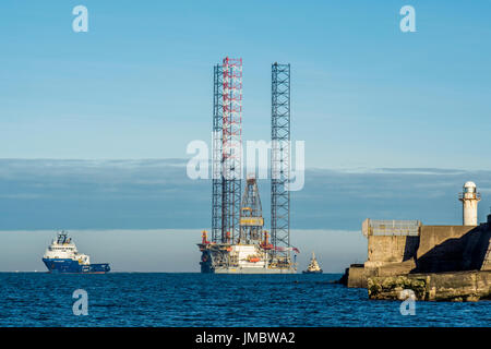 ENSCO 102 Jack Up Rig entering the River Tees to go to The Able Seaton, Shipyard, Hartlepool Stock Photo
