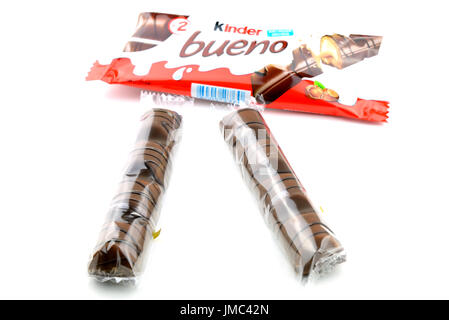 https://l450v.alamy.com/450v/jmc42n/a-kinder-bueno-chocolate-bar-isolated-on-white-background-jmc42n.jpg