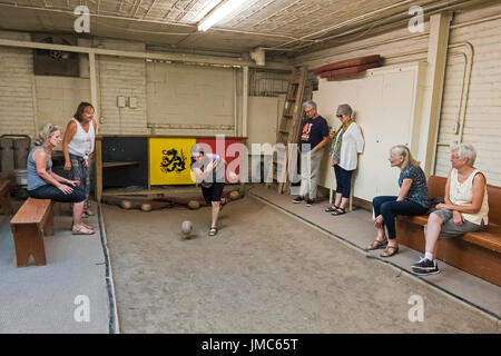 Detroit, Michigan - Feather bowling at the Cadieux Cafe. Feather bowling originated in Belgium; in the United States, it is played only in Michigan. P Stock Photo