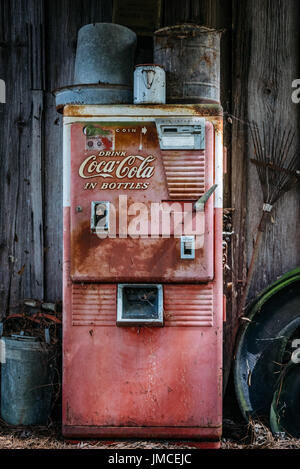 Old beat up Coca-Cola drink machine in rural Alabama, USA. Stock Photo