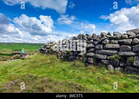 Iron Age Fort, Burbage Valley, Carl Wark, Higgar Tor with summer clouds Stock Photo