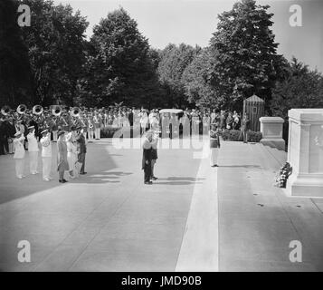 King George, Queen Elizabeth, First Lady Eleanor Roosevelt, Paying Respects at Tomb of the Unknown Soldier, Arlington National Cemetery, Arlington, Virginia, USA, Harris & Ewing, June 1939 Stock Photo