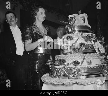 First Lady Eleanor Roosevelt Cutting Birthday Cake at Birthday Ball in honor of U.S. President Franklin Roosevelt, Willard Hotel, Washington DC, USA, Harris & Ewing, January 29, 1938 Stock Photo