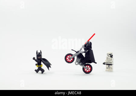 Scooter Lego Darvader Junto Com Batman Andando De Bicicleta Fotografia  Editorial - Imagem de fundo, lambreta: 185334497
