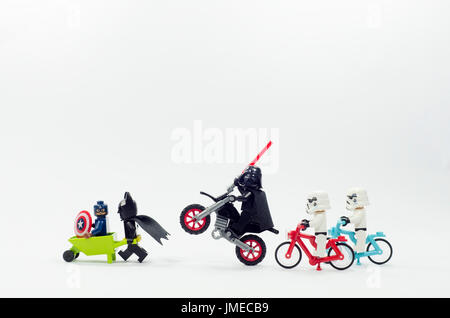 Scooter Lego Darvader Junto Com Batman Andando De Bicicleta Fotografia  Editorial - Imagem de fundo, lambreta: 185334497