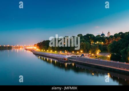 The Scenic Summer Evening View Of Sozh River, Illuminated Embankment And Ancient Greenwood Park, Cathedral Of St. Peter And Paul In Gomel, Homiel, Bel Stock Photo