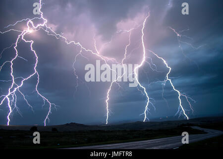 Black sky lightning uk hi-res stock photography and images - Alamy