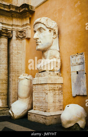 Rome, Italy.  The Capitoline Museum. Courtyard of the Palazzo dei Conservatori.  Pieces of the colossal statue of the Emperor Constantine.   The Histo Stock Photo