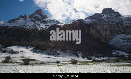 A snowy panoramic view of the surrounding peaks of Valle del Lago at Somiedo Natural Park (Asturias, Spain) Stock Photo