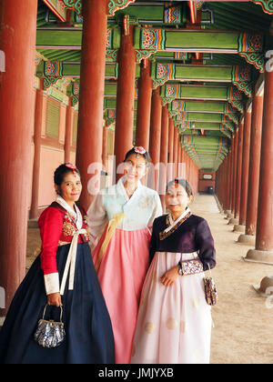 A Korean girl wearing the hanbok (in South Korea) or Chosŏn-ot (in North  Korea), the traditional Korean clothes. 