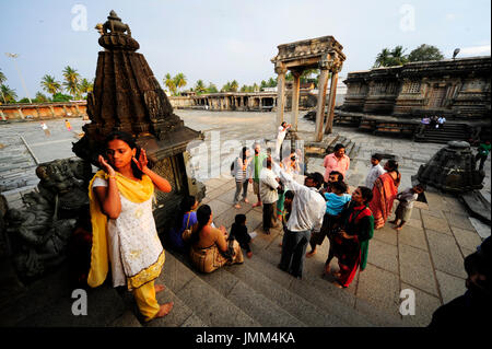 Tourists visiting the interior of Chennakeshava Temple, Belur, Karnataka, Índia Stock Photo