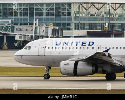 Richmond, British Columbia, Canada. 26th Jan, 2017. A United Airlines Airbus A319-131 narrow-body single-aisle jet airliner lands at Vancouver International Airport. Credit: Bayne Stanley/ZUMA Wire/Alamy Live News Stock Photo