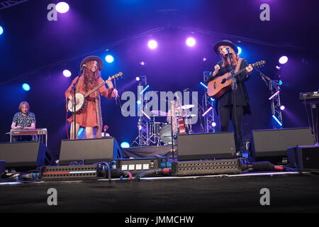 Cambridge, UK. 28th July, 2017 London indie-folk duo Worry Dolls performs at the Cambridge Folk Festival 2017. Richard Etteridge / Alamy Live News Stock Photo