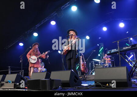 Cambridge, UK. 28th July, 2017 London indie-folk duo Worry Dolls performs at the Cambridge Folk Festival 2017. Richard Etteridge / Alamy Live News Stock Photo