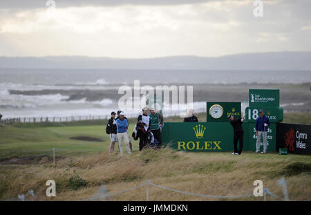 Royal Porthcawl Golf Club, Bridgend, UK. 27th July, 2017. The final groups of the first round play the 18th hole during the The Senior Open Championship at Royal Porthcawl Golf Club. Credit: David Partridge/Alamy Live News Stock Photo