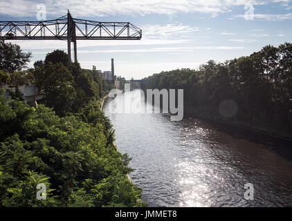 Berlin, Germany. 27th July, 2017. The Teltow Canal lights up in the sun during the morning in Berlin, Germany, 27 July 2017. Photo: Soeren Stache/dpa/Alamy Live News Stock Photo