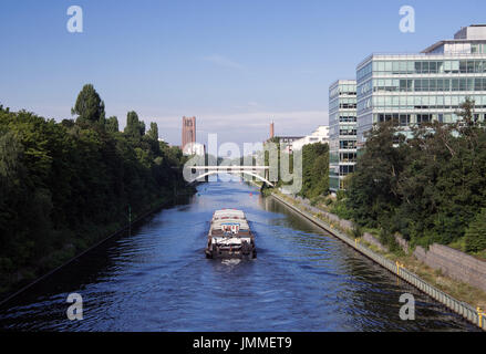 Berlin, Germany. 27th July, 2017. The blue and almost cloudless sky reflects in the Teltow canal during the morning in Berlin, Germany, 27 July 2017. Photo: Soeren Stache/dpa/Alamy Live News Stock Photo