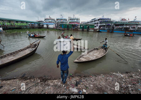 Rowboats at Saderghat on the Buriganga River, Dhaka, Bangladesh Stock Photo