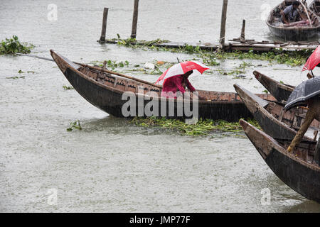 Boatman in the monsoon, Dhaka, Bangladesh Stock Photo