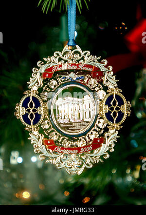 white house christmas ornament 2006