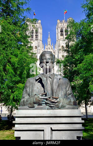 Brussels, Belgium. Bust of King Baudouin (1951-93) in front of the Cathedral of St. Michael and St. Gudula (1519: Gothic) Stock Photo
