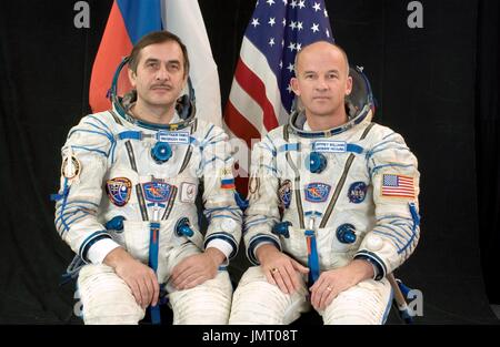 ISS-13 Jeffrey Williams at the U.S. Laboratory Science Window on the ...