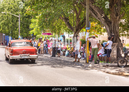 Bus stop queue, Cubans waiting for public transport in Matanzas, Cuba Stock Photo