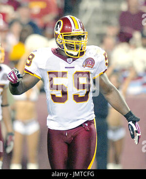 Washington Redskins linebacker London Fletcher holds up a towel