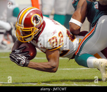 Washington Redskins wide receiver Antwaan Randle El returns a punt in the  first quarter as the Dallas Cowboys faced the Washington Redskins at FedEx  Field in Landover, Maryland, Sunday, December 30, 2007. (