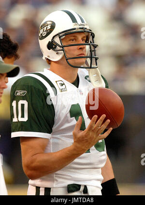 New York Jets Chad Pennington puts his arms around teammates