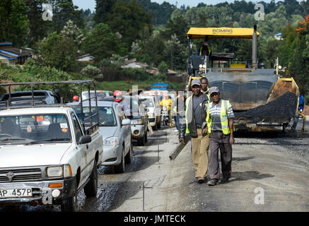 KENYA Kericho, road construction Highway Nairobi to Kisumu, tarmac machine / KENIA Kericho, Strassenbau Strecke Nairobi - Kisumu Stock Photo