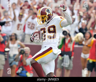 Washington Redskins Santana Moss, with a No. 21 on his jersey, catches a  10-yard pass for a first down during the 2nd quarter of game on December 2,  2007. The Redskins have