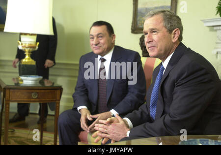 United States President George W. Bush meets President Hosni Mubarak of Egypt in the Oval Office at the White House in Washington, D.C. on Monday, April 2, 2001. Credit: Ron Sachs / CNP