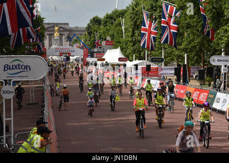 London, UK. 29th July, 2017. Members of the public pass London landmarks in Freecycle a part of the Prudential Ride London cycle events. Credit: Matthew Chattle/Alamy Live News